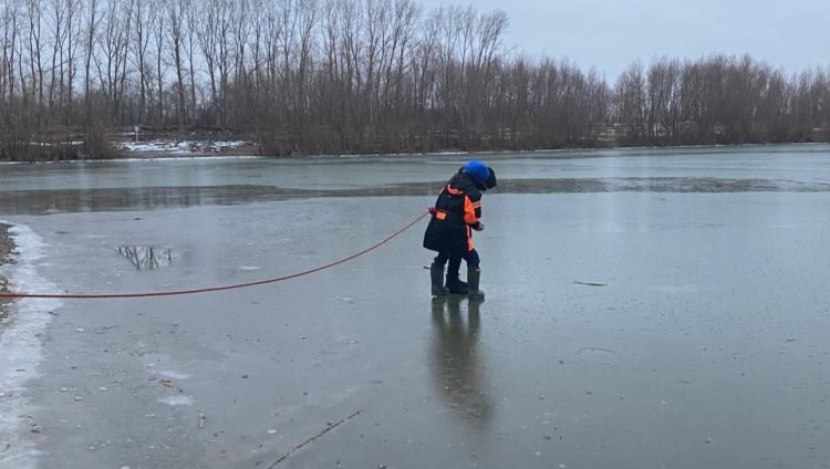 Жұқа мұзға шығу қауіпті: Павлодарда ТЖД мас азаматты аман алып қалды