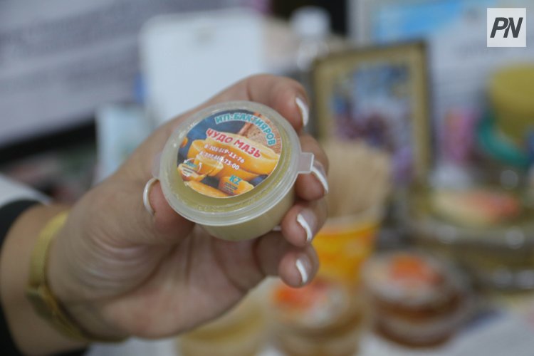 Успенские пчеловоды Павлодара выпускают авторскую медовую мазь