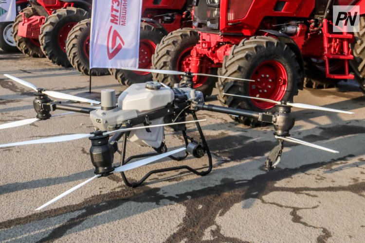 На павлодарских полях активно используют дроны для опрыскивания культур