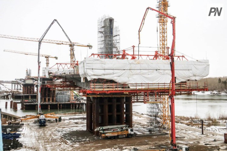 При строительстве моста через Иртыш выполнили более половины работ