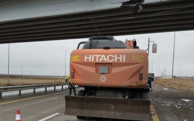 Павлодар облысында экскаватор тиелген жүк көлігі көпірді бұзды