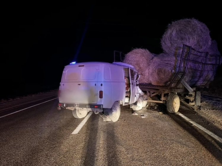 Аққулы ауылының маңында УАЗ көлігі шөп тиелген тіркемеге соғылды