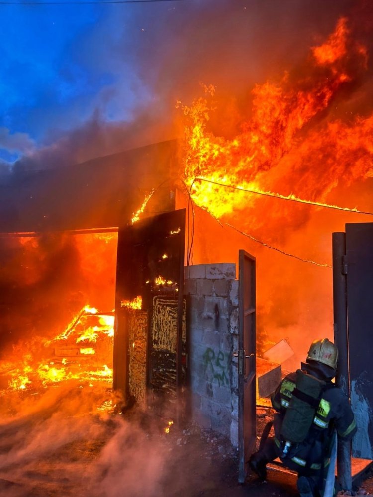 Павлодарда өрт сөндірушілер гаражда шыққан өртті сөндірді