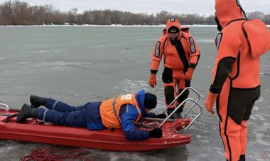 Павлодарлық құтқарушылар мұзда адамдарды құтқару дағдыларын пысықтады