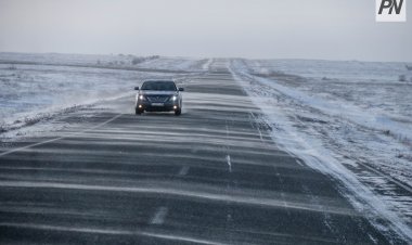 Павлодарлық полицейлер жүргізушілерден қыста жолда абай болуды сұрайды