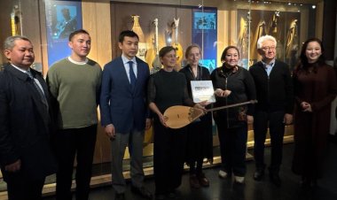 Қазақстан Бельгияның музыкалық аспаптар мұражайына домбыра мен сазсырнай сыйлады