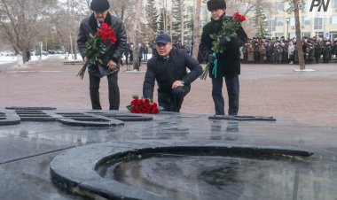 Павлодарда Тәуелсіздік күніне орай гүл шоқтарын қою рәсімі өтті