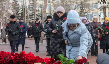 В Павлодаре возложили цветы к монументу памяти