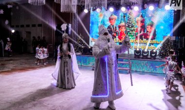 Павлодарда ЖИ және нағыз Аяз ата балаларды Жаңа жылмен құттықтады