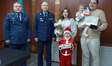 В Павлодаре наградили таксиста, спасшего пенсионерку от мошенников