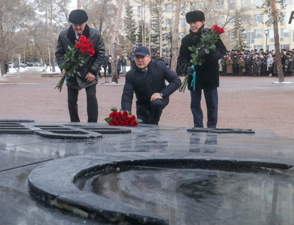 Павлодарда Тәуелсіздік күніне орай гүл шоқтарын қою рәсімі өтті
