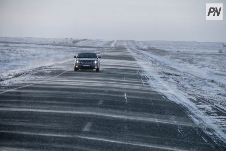 Павлодарлық полицейлер жүргізушілерден қыста жолда абай болуды сұрайды