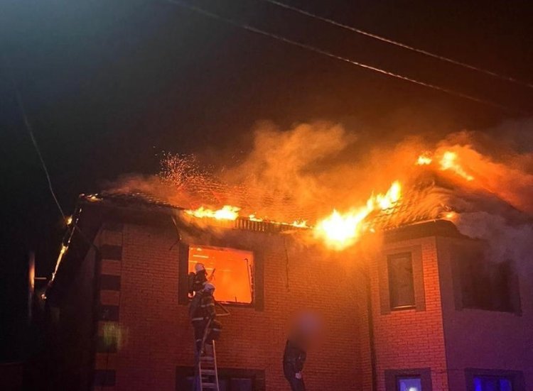 В Мойылды потушили горящий дом