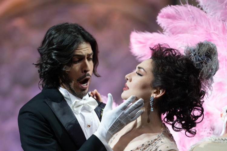 Павлодарка триумфально отметила юбилей «Веселой вдовы» в Пекине