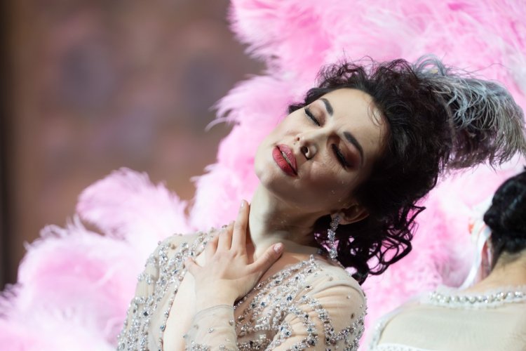 Павлодарлық әнші «Көңілді жесірдің» мерейтойын Пекинде атап өтті