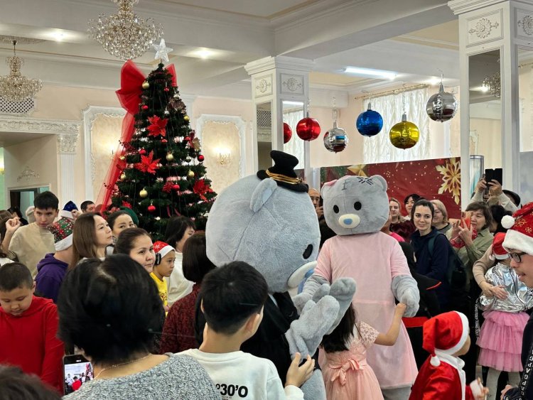 В Павлодаре особенным детям подарили настоящий новогодний праздник