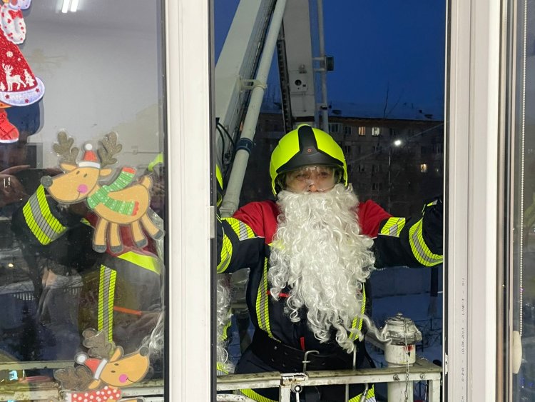 Павлодарлық өрт сөндірушілер бір күнге Аяз атаға айналды