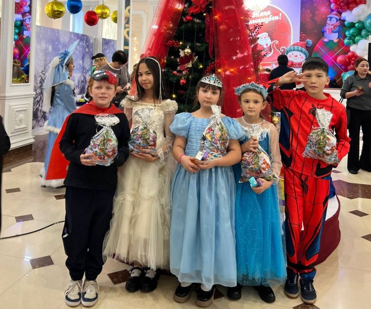 В Павлодарском районе детям вручили по 100 тысяч тенге в канун Нового года