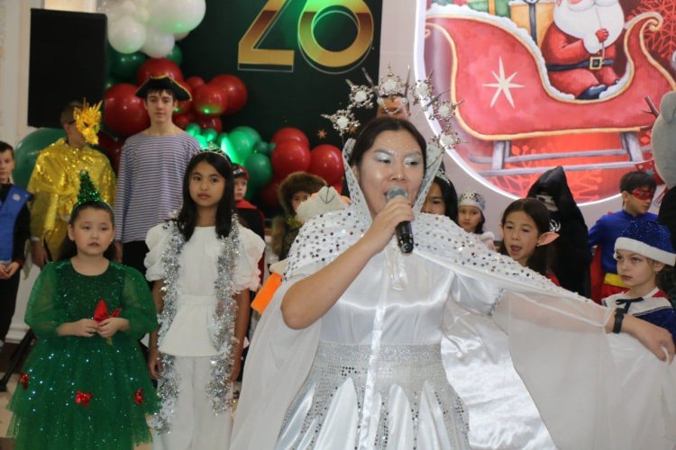 Павлодар ауданында балаларға Жаңа жыл қарсаңында 100 мың теңгеден табысталды