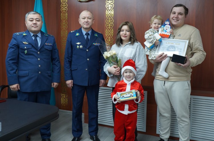 В Павлодаре наградили таксиста, спасшего пенсионерку от мошенников