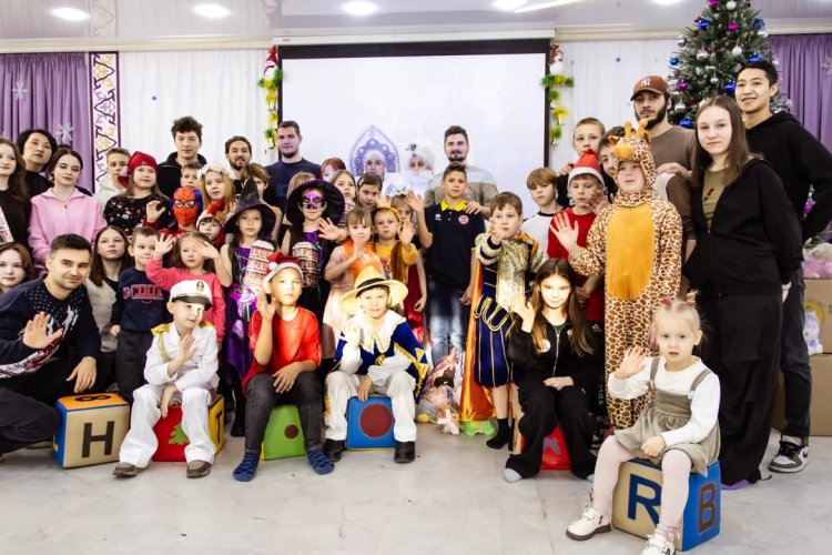 «Ертіс» хоккейшілері балаларға мерекелік көңіл күй сыйлады