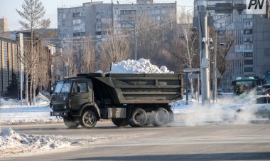 В Павлодаре продолжают работы по уборке снега