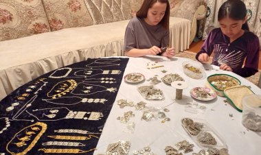 Павлодар ауданында ағайынды арулар зергерлік бұйым жасаудың қас шебері