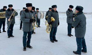 Со столетием поздравил павлодарского ветерана ВОВ оркестр Нацгвардии