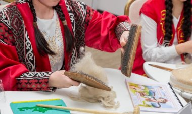 Павлодарда мектеп оқушылары алғаш рет ұршық иіріп, жүн түтеді