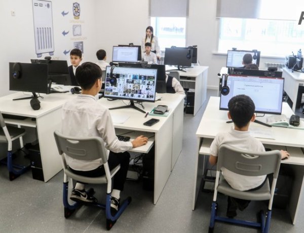 Асаин Байханов поблагодарил строителей школы будущего