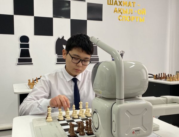 Павлодар облысында мектеп түлектері білім ордасына «ақылды» шахмат сыйлады