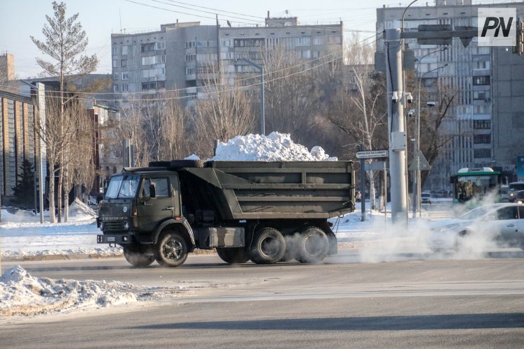В Павлодаре продолжают работы по уборке снега