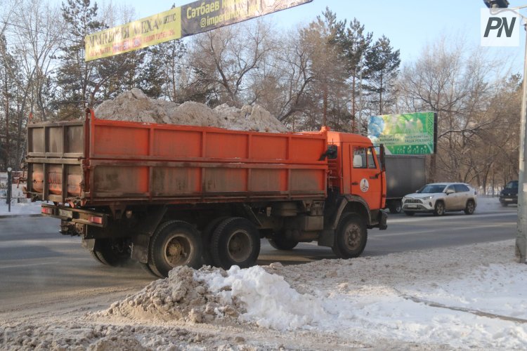 Павлодарда көшелерді қардан тазалау жұмысы қарқынды жүргізілуде