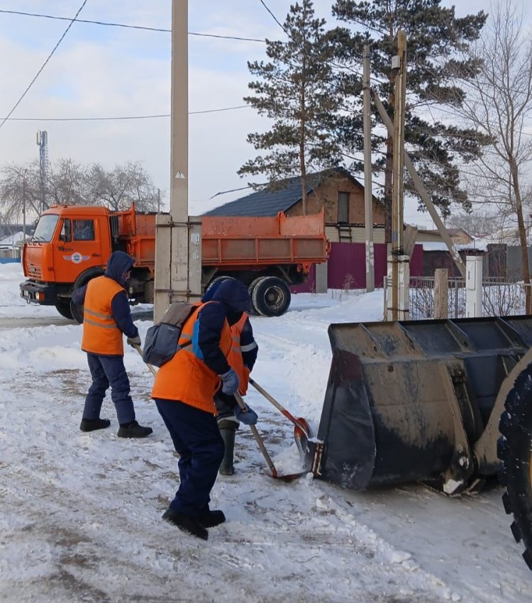 В Павлодаре начали вывозить снег из частного сектора