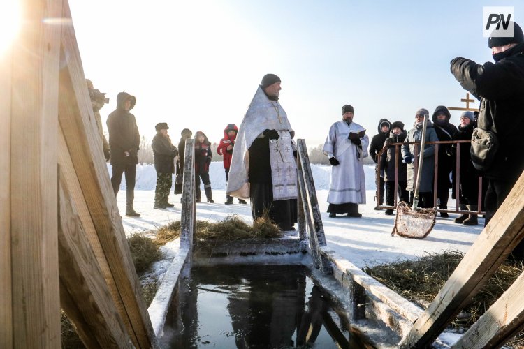 В Павлодаре прошёл чин водоосвящения и начались крещенские купания