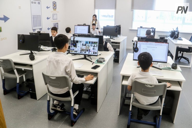 Асаин Байханов поблагодарил строителей школы будущего