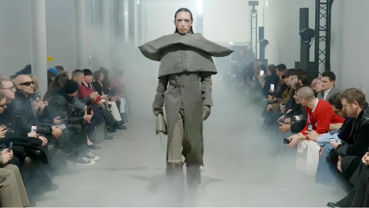 Павлодарец дебютировал на Paris Fashion Week в наряде легендарного модельера