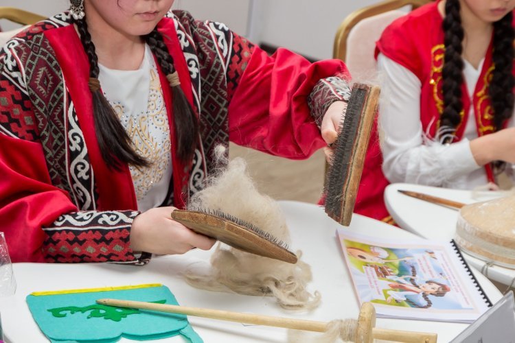 Павлодарда мектеп оқушылары алғаш рет ұршық иіріп, жүн түтеді