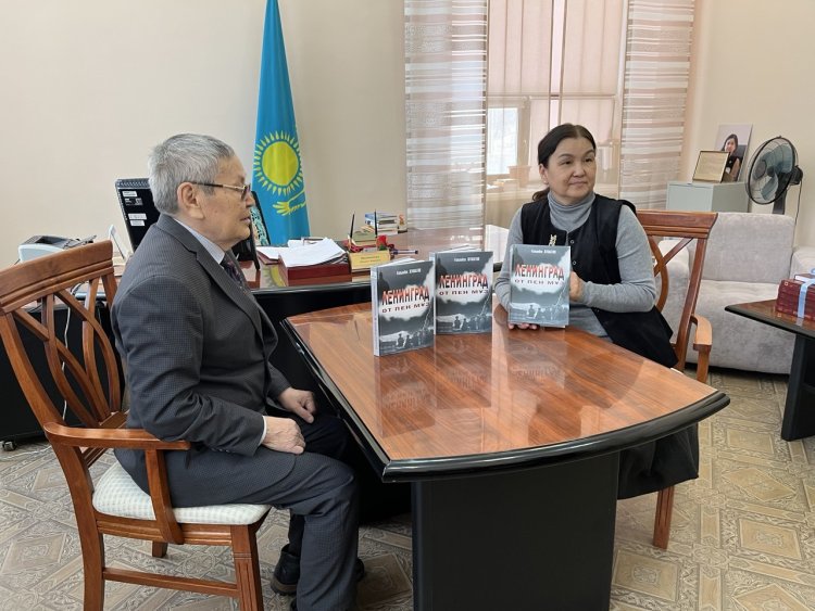 Павлодарский автор передал библиотеке книгу о блокаде