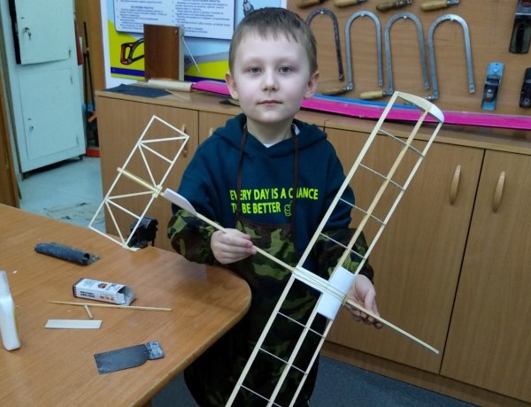 Аспанға ғашық балалар: Павлодардағы авиамодельдеу үйірмесінің дара жолы