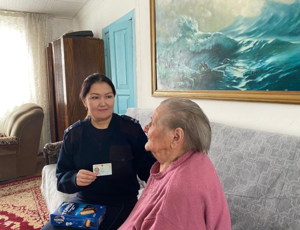 Полицейские вручили удостоверение личности столетней жительнице Иртышска