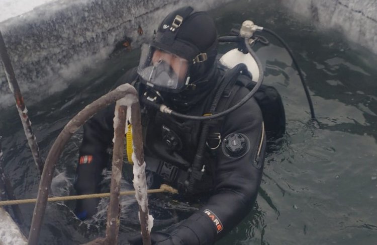 Павлодарские спасатели проходят зимнюю подготовку подо льдом