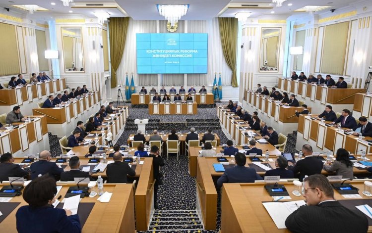 Порядок вступления в силу новой Конституции РК обсудили на Конституционной комиссии