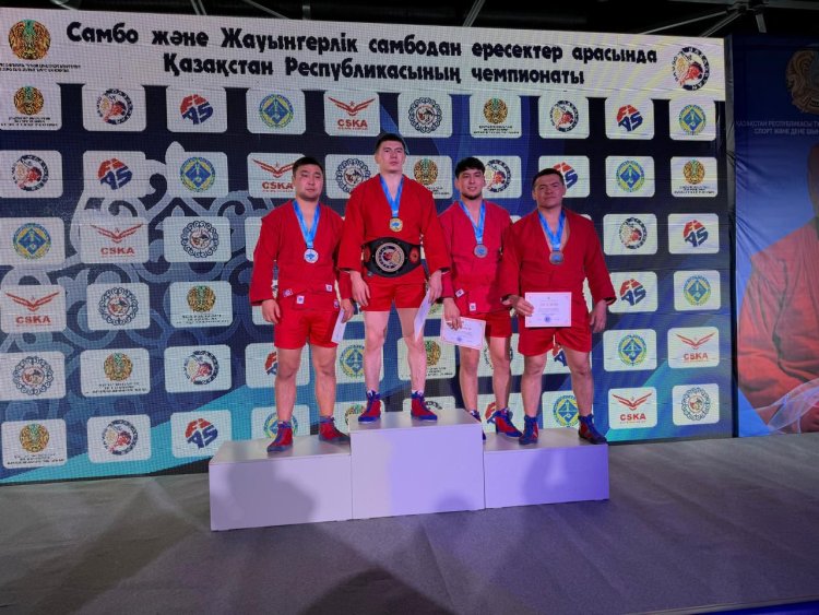 Павлодарлық полицей самбодан боз кілемде алысып, медаль ұтты