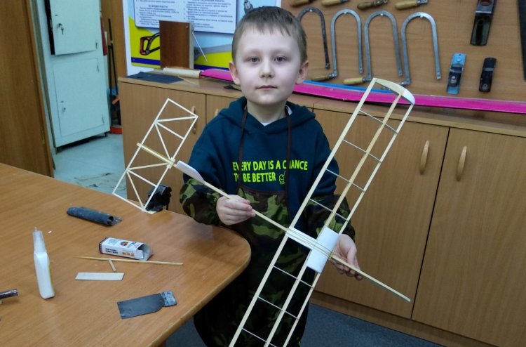 Аспанға ғашық балалар: Павлодардағы авиамодельдеу үйірмесінің дара жолы