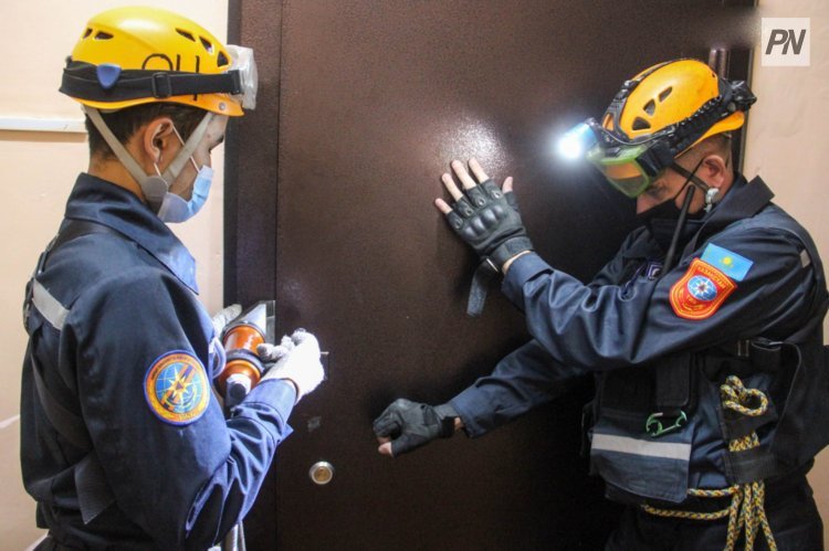 Екібастұзда құтқарушылар пәтерде қалған баланы құтқарды