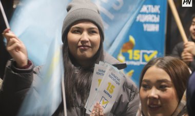 Павлодар встретил поезд патриотической акцией молодежи