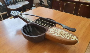 Иса Байзақов атындағы филармонияға 3D-қобыз сыйға берілді