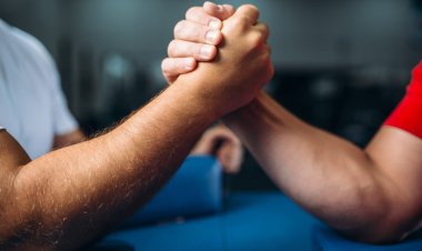 Екібастұздағы сайлау учаскелерінің бірінде сайлаушылар армрестлингтен күш сынасты