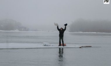 В Павлодар спасатели сняли человека с оторвавшейся льдины